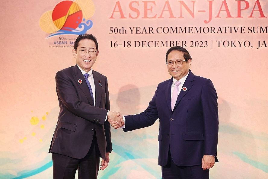 越南政府总理范明政（右）与日本首相岸田文雄合影。