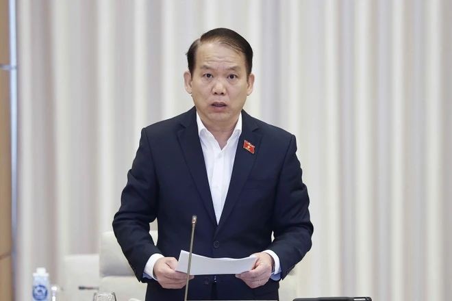 国会法律委员会主任黄青松代表审查机关，建议补充4项法律草案至2024年法律、法令制定计划。（图：越通社）