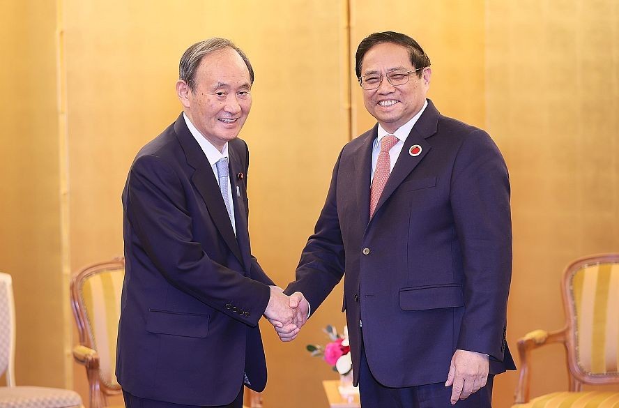 越南政府总理范明政会见日本前首相、越南-日本友好议员联盟顾问菅义伟。（图：越通社）