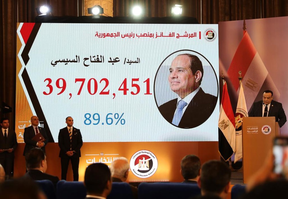 这是12月18日在埃及首都开罗拍摄的埃及全国选举委员会新闻发布会现场，大屏幕显示塞西以89.6%的得票率赢得总统选举。（图：新华社）
