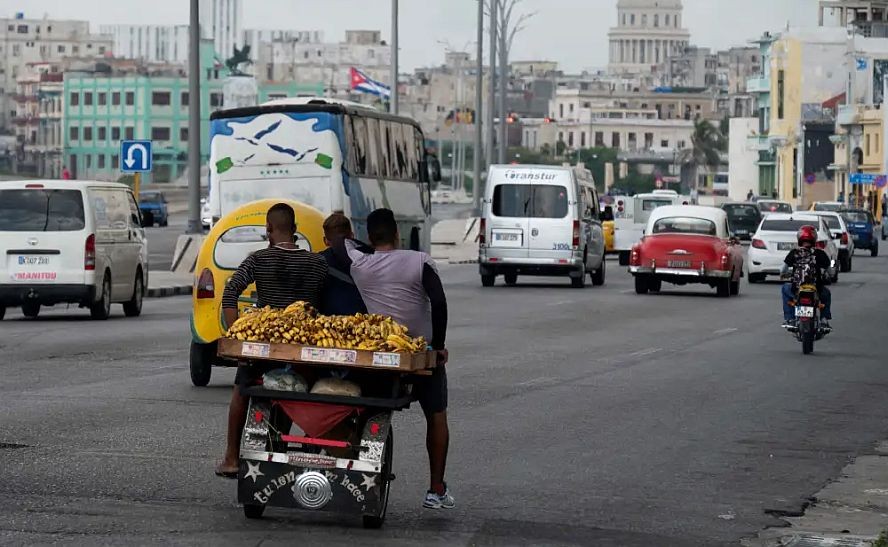 这是7月18日在古巴首都哈瓦那拍摄的街头果摊。（图：新华社/AFP）