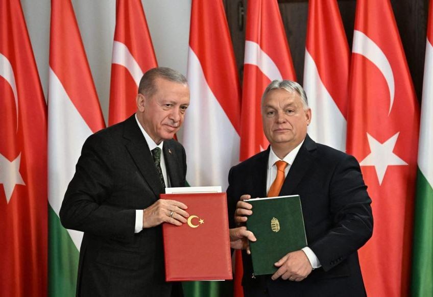 土耳其总统埃尔多安与匈牙利总理欧尔班交换协议书时合照。（图：互联网）