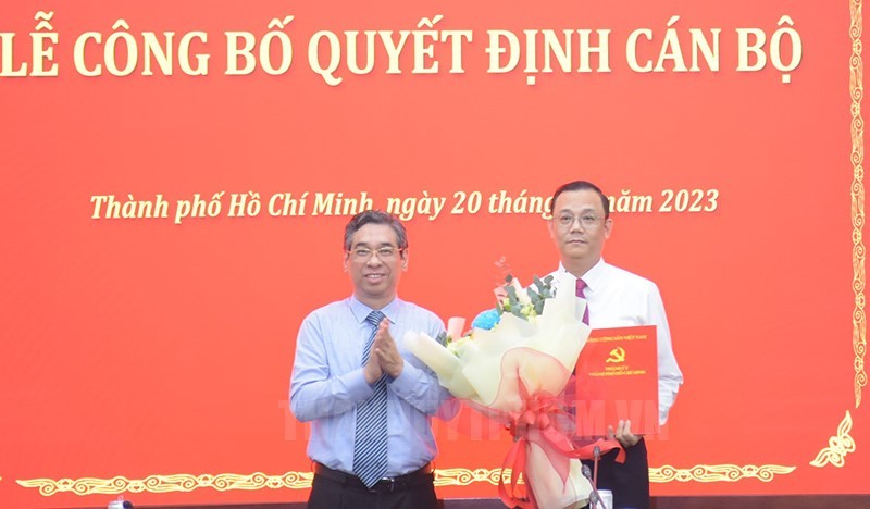 市委副书记阮福禄（左）向高山安同志颁授人事委任《决定》。（图：市党部新闻网）