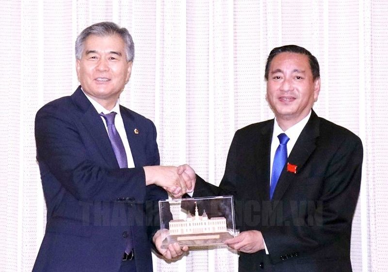 市人民议会副主席范成坚（右）向韩国首尔市议会主席金贤基赠送纪念品。（图：市党部新闻网）