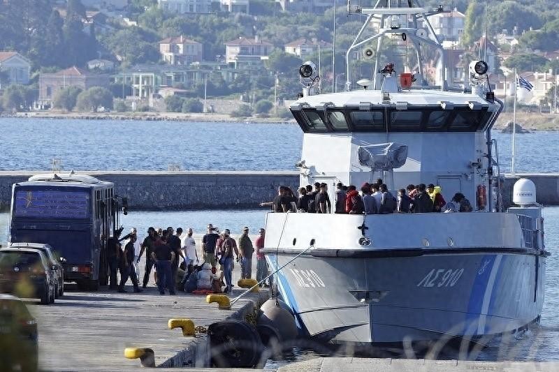 当地时间8月28日，一批被救援的非法移民抵达希腊莱斯沃斯岛。（图：AP）