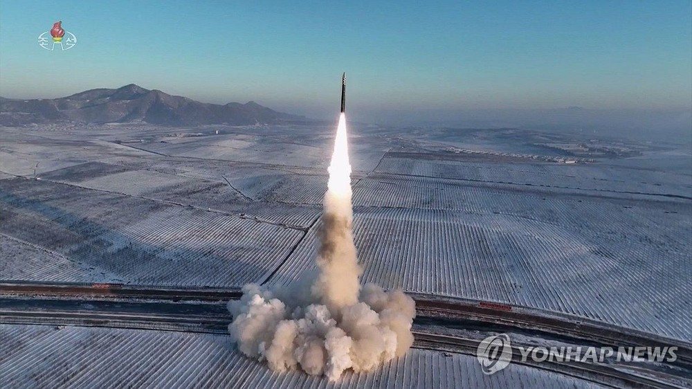 朝中央电视台19日公开使用固体燃料的“火星-18”型洲际弹道导弹发射图片。（图：韩联社）