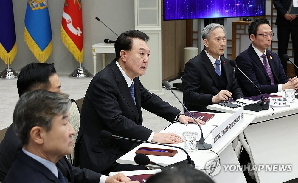 12月20日，在首尔龙山总统府，尹锡悦（左三）主持召开国防创新委员会第三次会议。（图：韩联社）