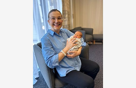 澳洲首个移植子宫内孕育婴儿诞生