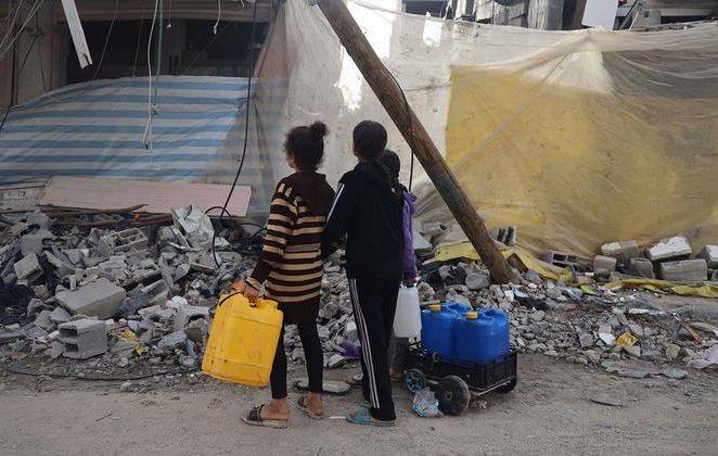 在加沙汗尤尼斯，孩子们在街头寻找饮用水。（图：联合国）