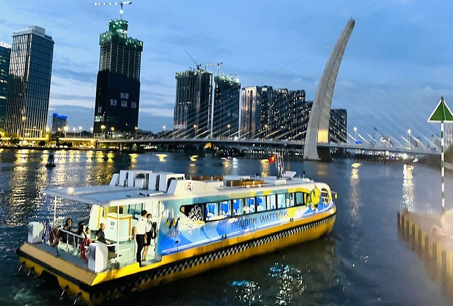 搭双层客船夜游西贡河