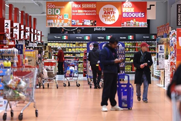 通货膨胀和物价上涨占据法国人2023年关注问题的榜首。图为2023年3月29日，法国拉加雷讷新城，家乐福超市推出特价商品，看板上写着：“抗通胀挑战，一百种商品价格锁定”。(图：AFP)