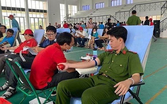 志愿者参加捐血救人奉献爱心。（图：越通社）