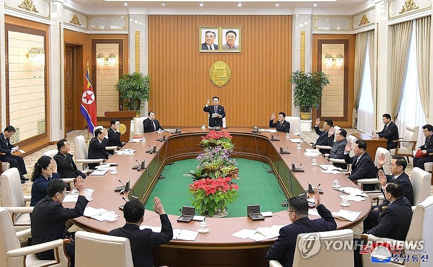 据朝中社12月22日报道，最高人民会议常任委员会开会，全体一致通过关于2024年1月15日在平壤举行第14届最高人民会议第10次会议的议案。图为会议现场。（图：韩联社/朝中社）