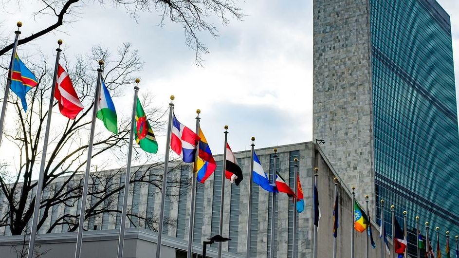 纽约联合国总部秘书处大楼外飘扬的各国国旗。（图：联合国）