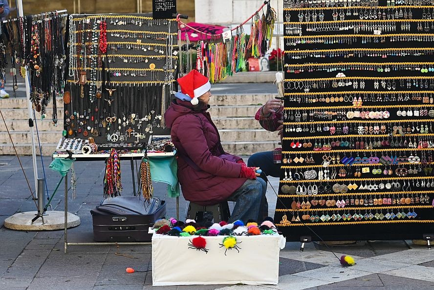 马尔他瓦莱塔，一名摊贩在街头出售饰品。（图：新华社）