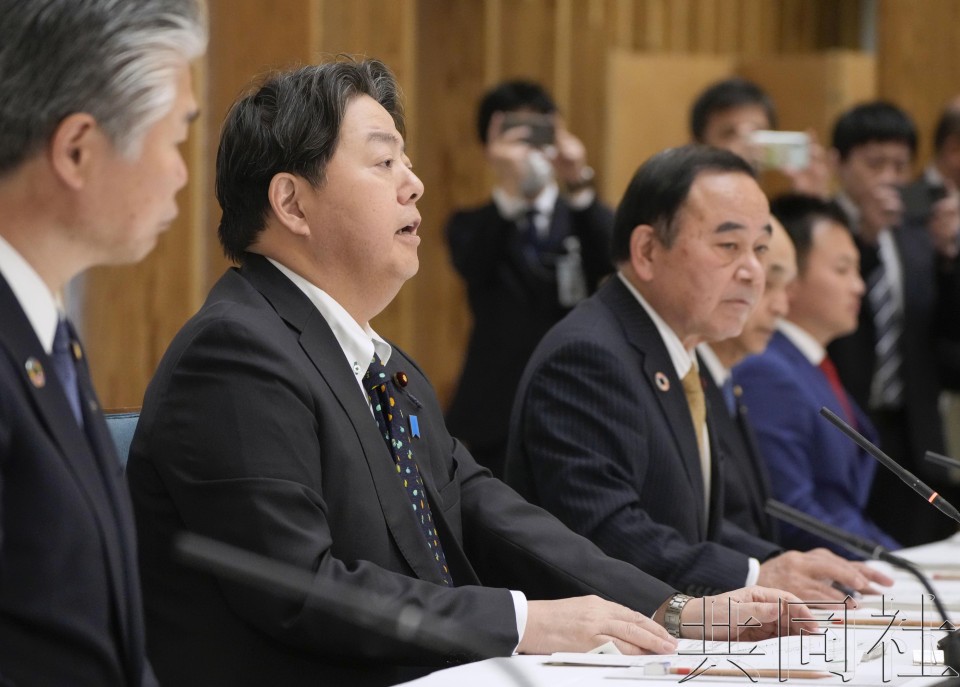 日本官房长官林芳正（左二）在旨在扩大农林水产品出口的阁僚会议上发言。12月25日下午摄于首相官邸。（图：共同社）