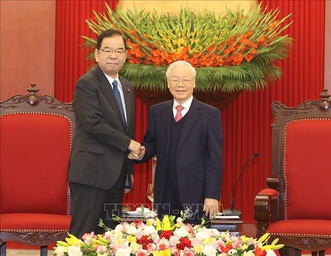 党中央总书记阮富仲（右）接见日本共产党中央执委会主席团主席志位和夫。（图：越通社）
