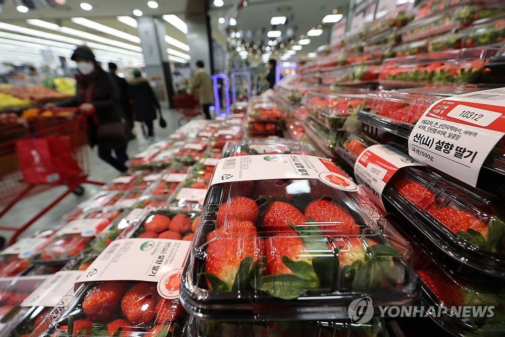 大型超市的草莓货架。（图：韩联社）