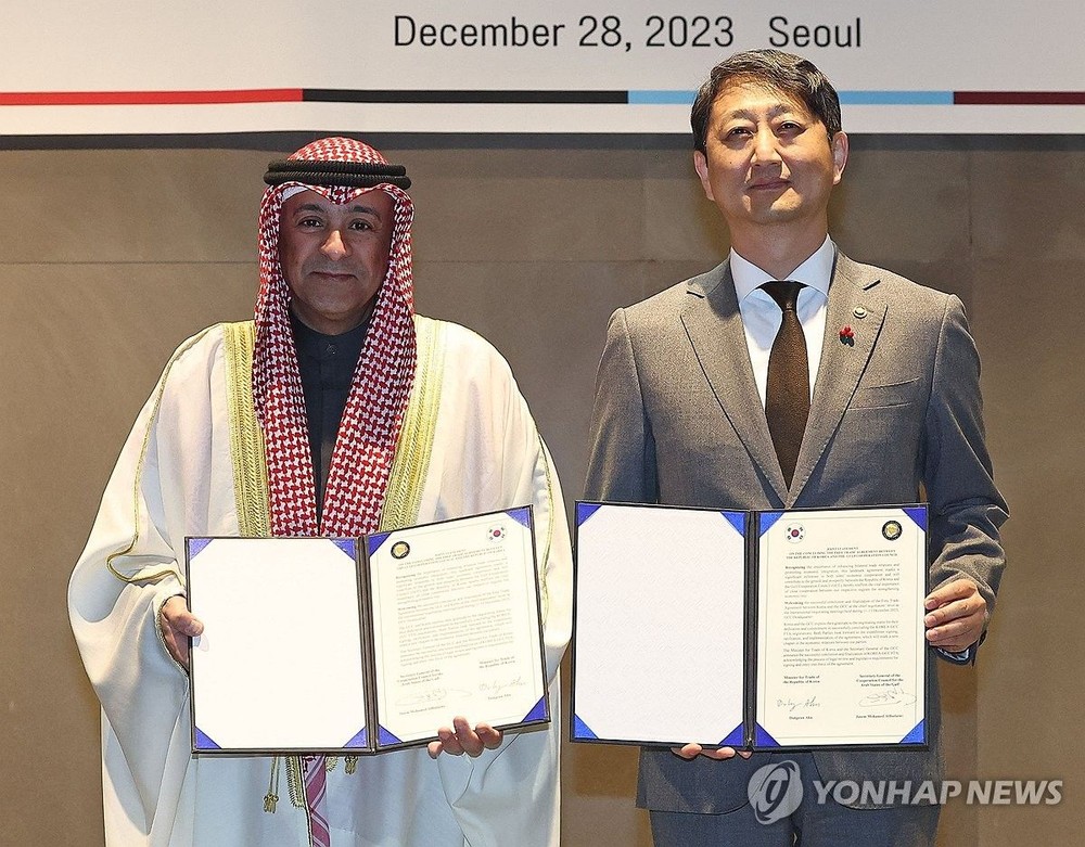 12月28日，在首尔，通商交涉本部长、产业部长官提名人安德根（右）同海合会秘书长贾西姆·穆罕默德·布达维在首尔举行会谈，就韩—海合会自贸协定达成一致，并签署了共同宣言。（图：韩联社）