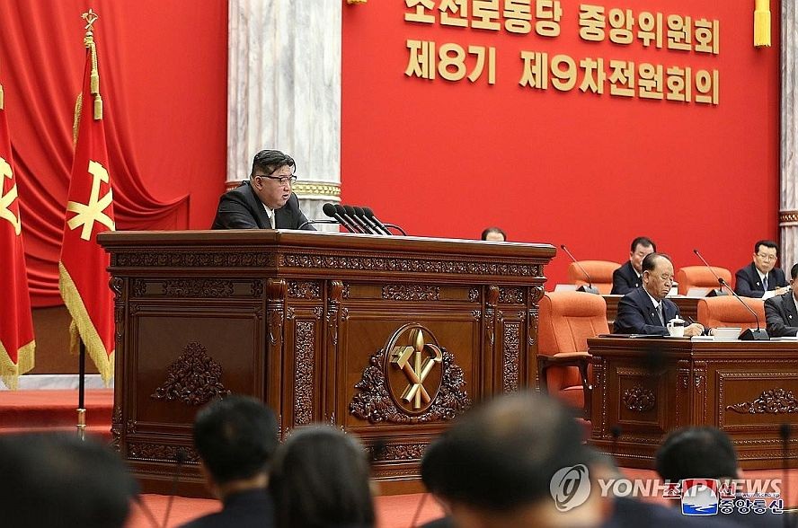 朝鲜劳动党总书记金正恩金正恩（左一）在会议上发表讲话。（图：韩联社/朝中社）