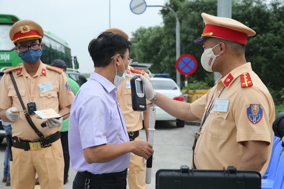 一名司机在接受呼气酒精测试。（示意图：互联网）