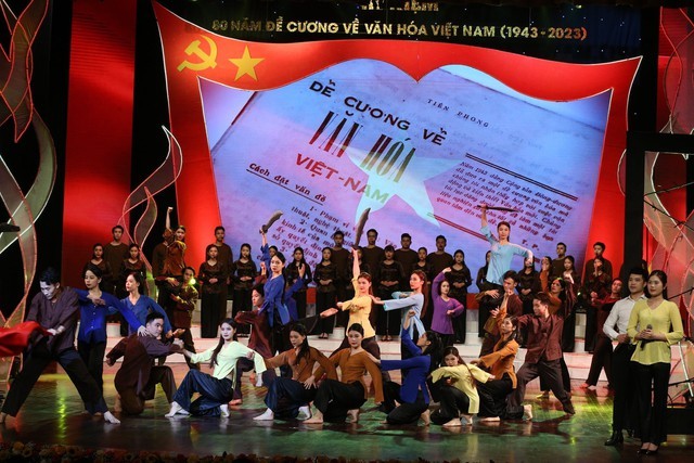 图为越南文化提纲问世80周年纪念文艺表演节目一隅。（图：VGP）