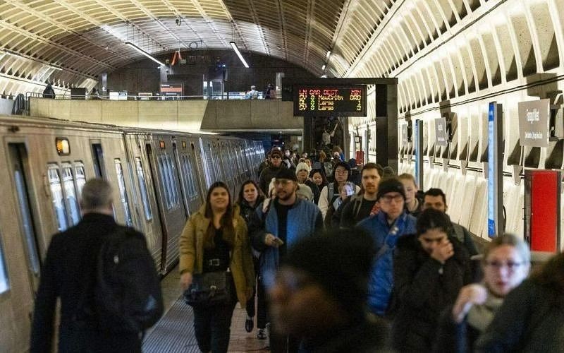 美国首次申领失业救济者增加。照片为华盛顿一个地铁站的乘客。（图：彭博社）