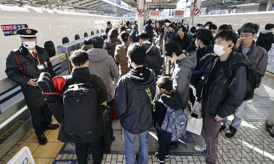 12月29日上午，JR东京站新干线站台上人头攒动。（图：共同社）