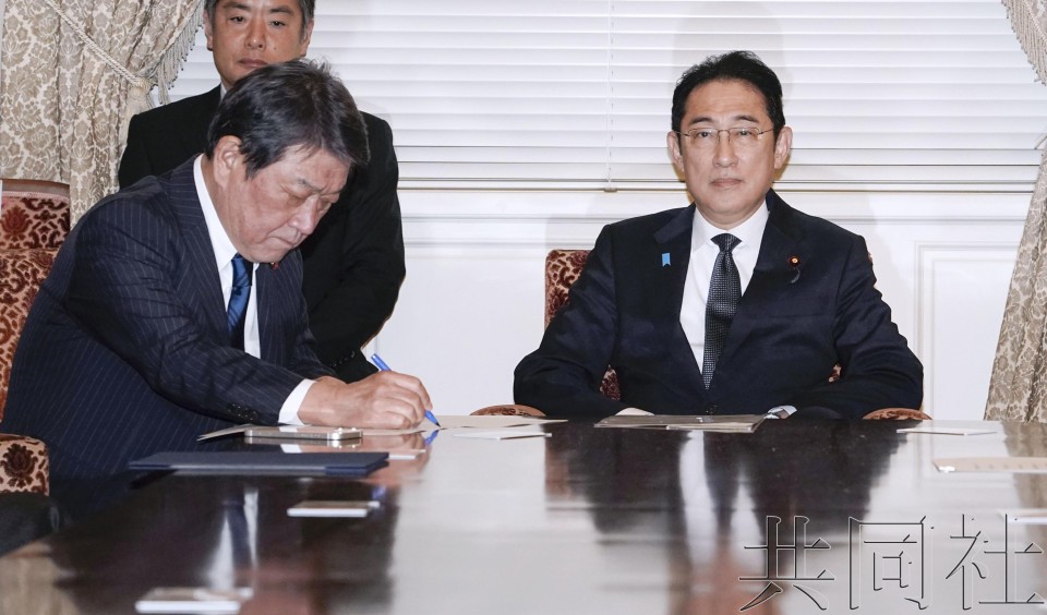 图为准备出席自民党高层会议的日本首相岸田文雄（右）。（图：共同社）