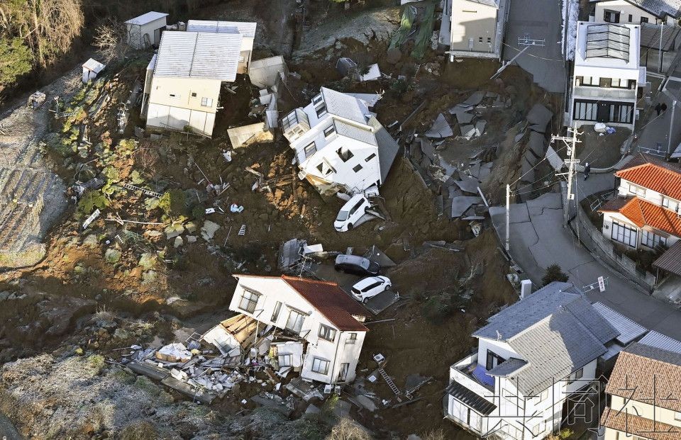 受地震影响，山体滑坡与房屋滑落。（图：共同社）