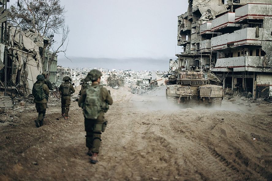 以色列国防军1月1日发布的照片显示，以军部队在加沙地带开展军事行动。（图：新华社）