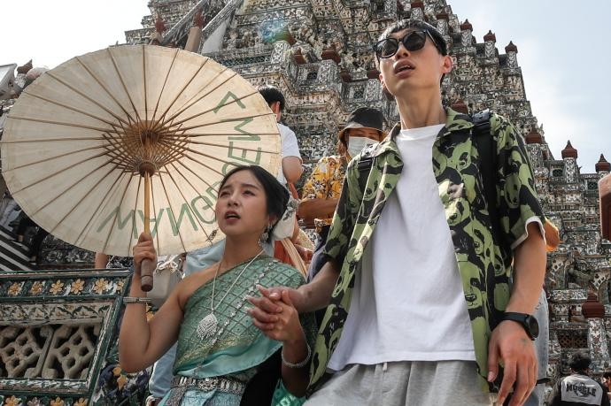 从今年3月起，泰中两国将施行永久互免对方公民签证。图为2023年12月29日来访曼谷黎明寺的中国游客。（图：EPA）