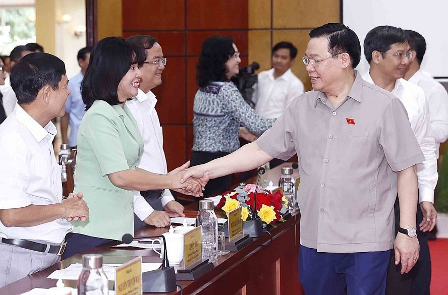 国会主席王廷惠与西宁省干部交谈。（图：越通社）