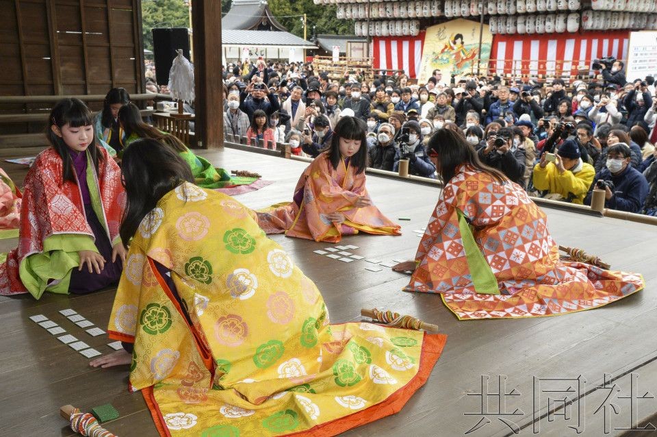 日本京都举行新年和歌纸牌活动