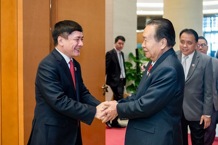 国会秘书长裴文强迎接老挝国会副主席夏伦‧亚保和。（图：国会）