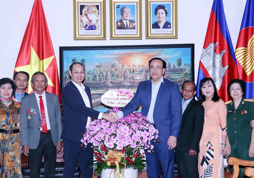 加强促进与柬埔寨人民对外活动