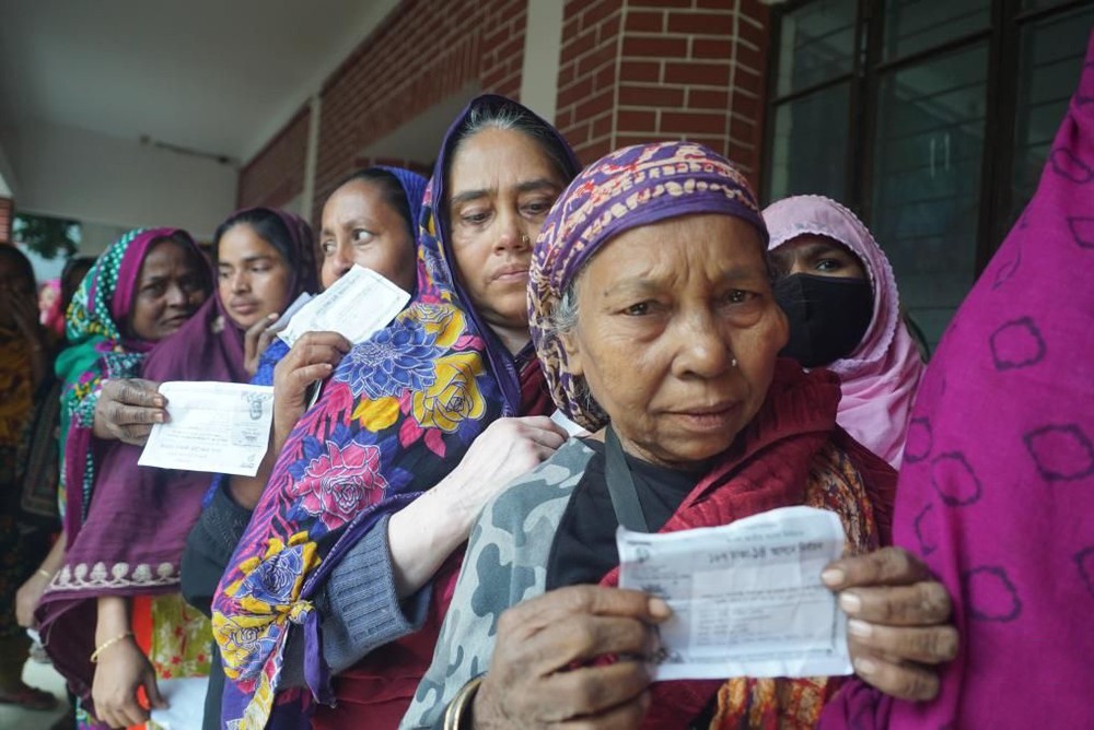 1月7日，在孟加拉国达卡的一个投票中心，人们排队等候投票。（图：新华社）