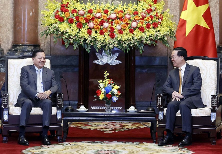 国家主席武文赏与柬埔寨副首相涅沙文交谈。（图：越通社）