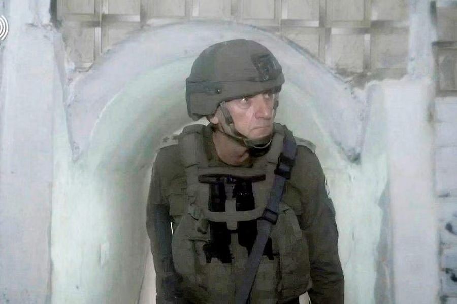 以军6日发布的视频截图显示，以军总参谋长哈莱维进入加沙南部城市汗尤尼斯的一条哈马斯地下隧道。（图：路透社）