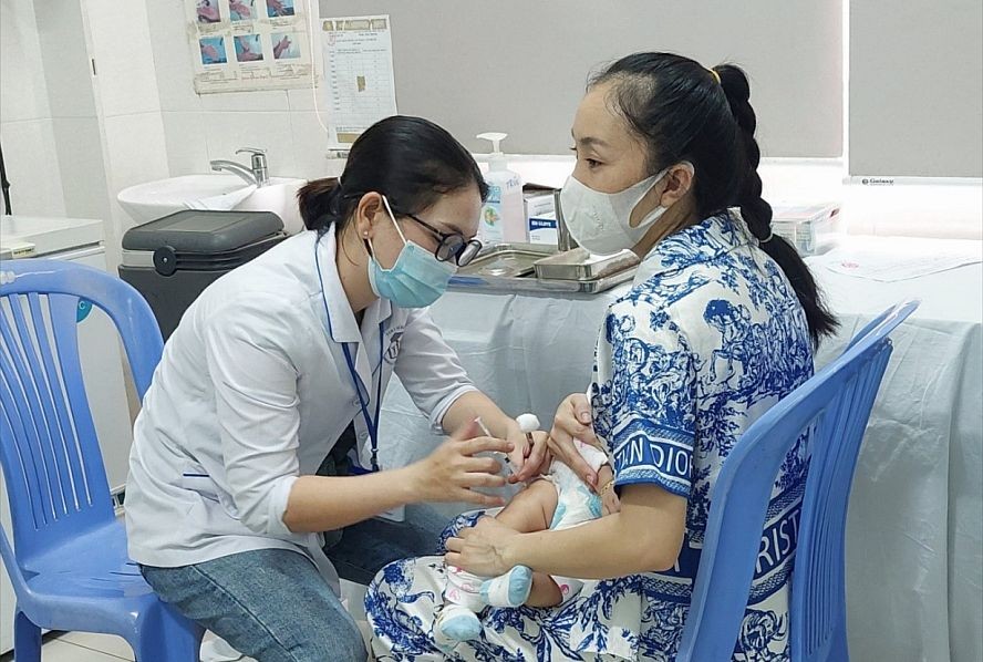 医护人员正给一名婴孩接种疫苗。（图：市卫生厅）