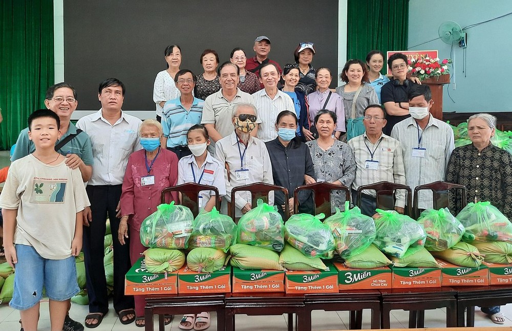 该慈善团向同奈省新富县盲人会会员发放礼物。
