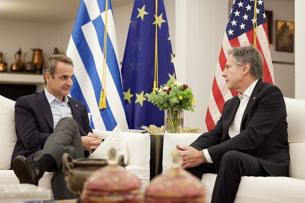 1月6日，希腊总理米佐塔基斯在希腊克里特岛会见到访的美国国务卿布林肯。（图：路透社）