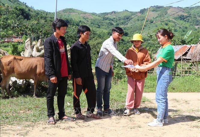 广义省山西县山莲乡三中村贫困边绿户从可持续性脱贫计划中领取牛只。（图：越通社）