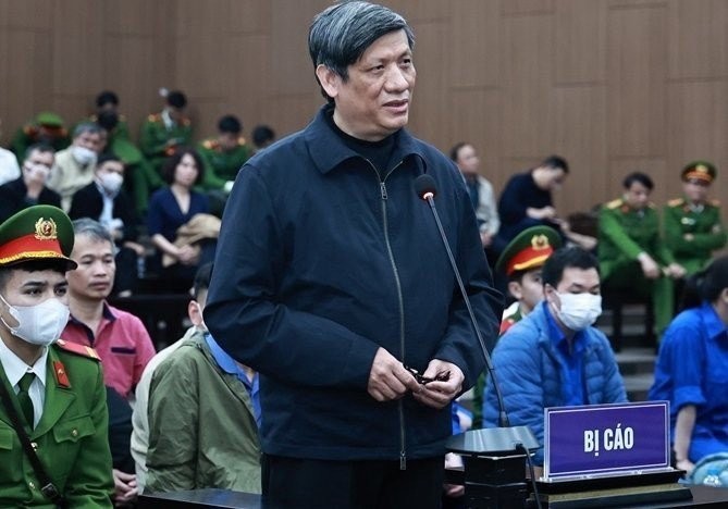 卫生部原部长阮青龙站在被告席上回答审判员问案。（图：PV）