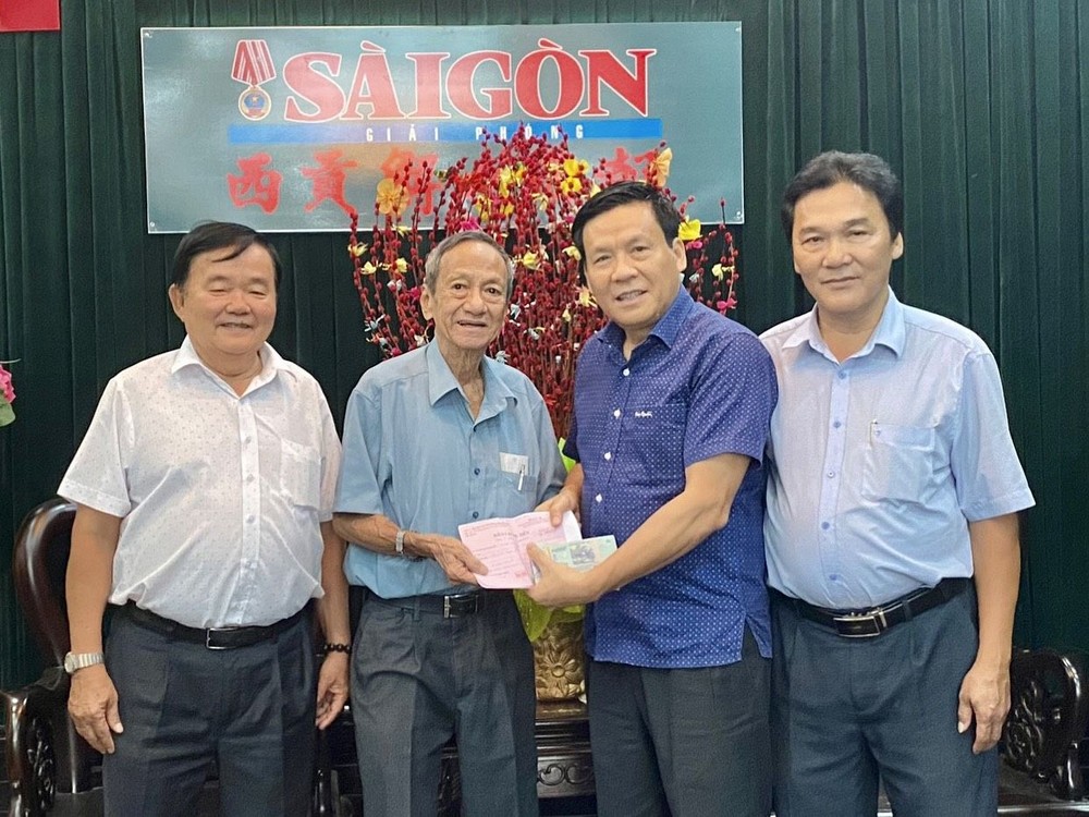 理事长王永胜（左二）等代表，把5000万元善款转交给本报主编阮玉英。