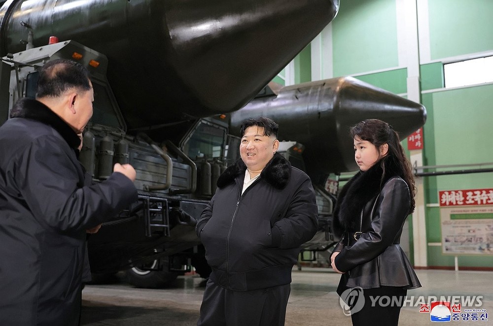 1月5日，朝鲜领导人金正恩（中）携女儿金珠爱（右）一同参观军用车辆生产厂。（图：韩联社/朝中社）