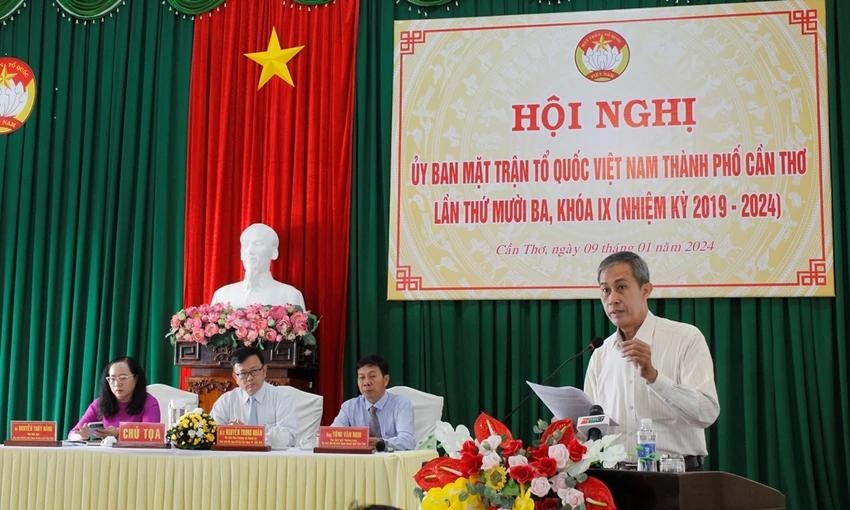 越南祖国阵线中央委员会南部工作处主任武文善（站）在会议上发言。（图：忍南）