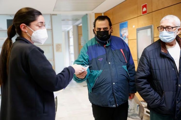 西班牙部分地區上星期已要求前往醫院的病人、訪客和工作人員戴口罩。（图：路透社）