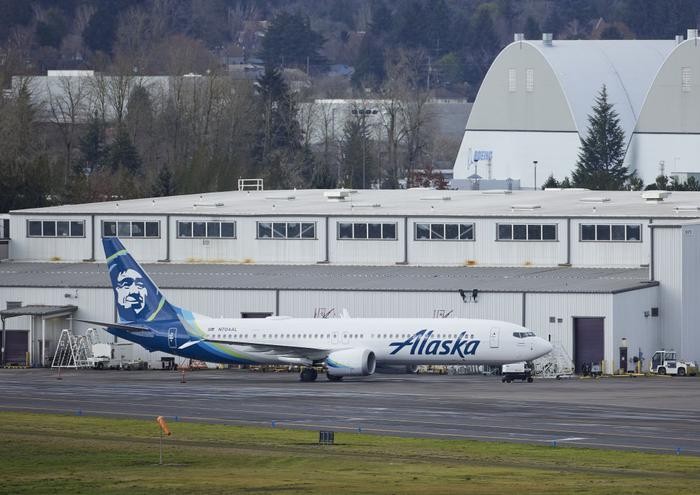 图为2024年1月6日，美国阿拉斯加航空公司发生事故的波音737 MAX 9型客机停靠在美国波特兰的一处维修站。（图：新华社/AP）