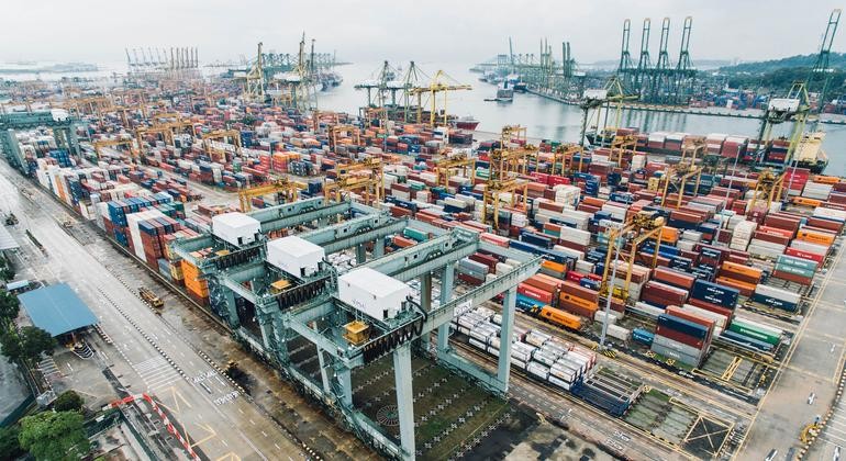 新加坡红山的一个繁忙的货运港口。（图：Unsplash）
